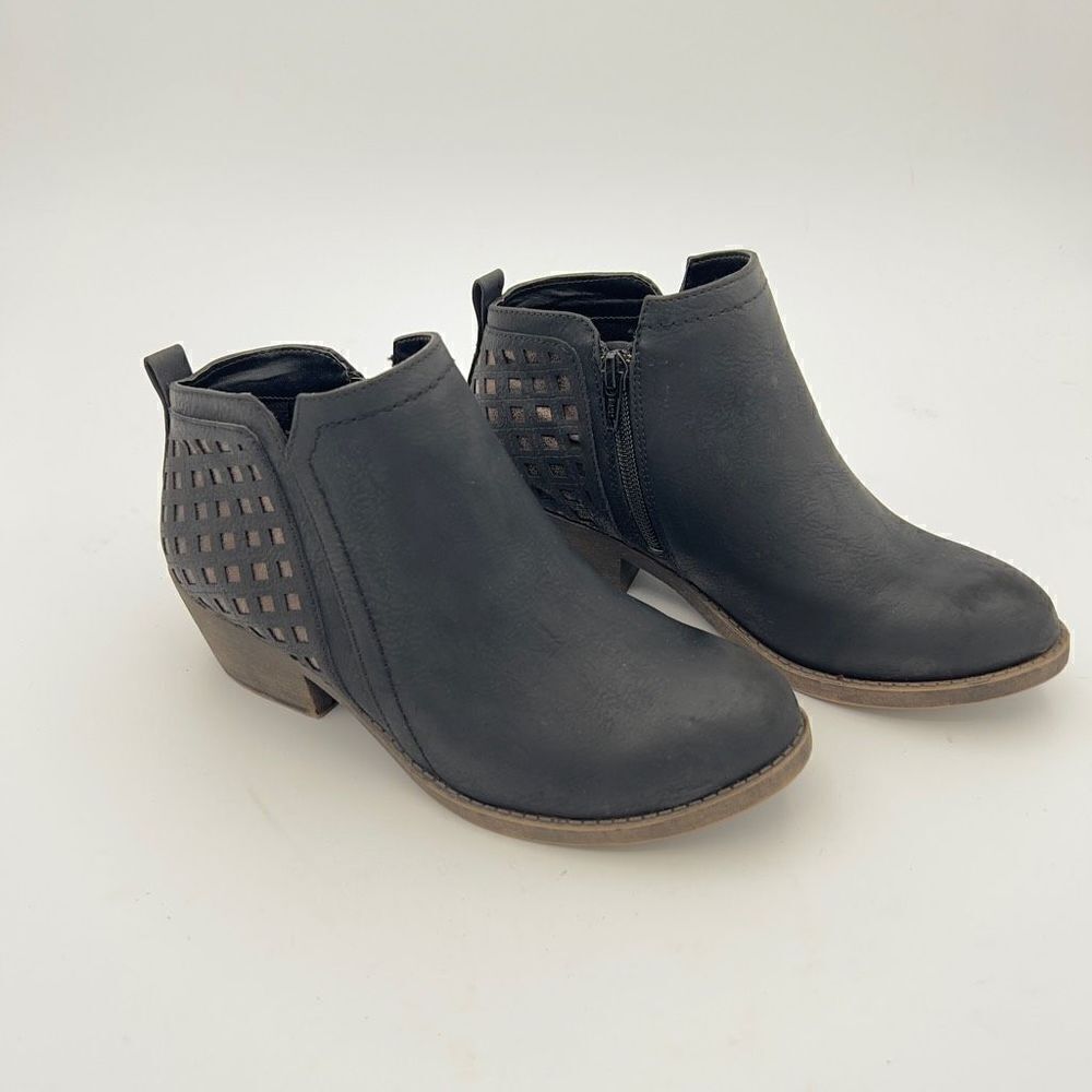 Maurices Rosalie Matte black with rose gold heel ankle boot Women’s size 6.5